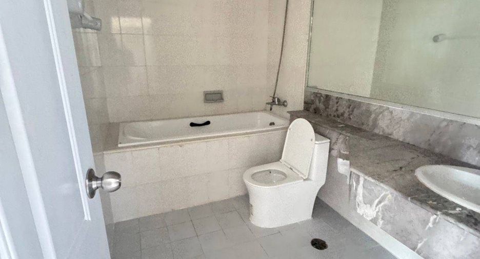 For rent 3 bedrooms condo in Watthana, Bangkok