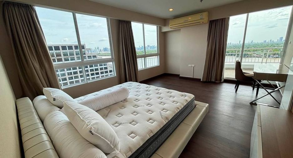 For rent 3 bedrooms condo in Yan Nawa, Bangkok