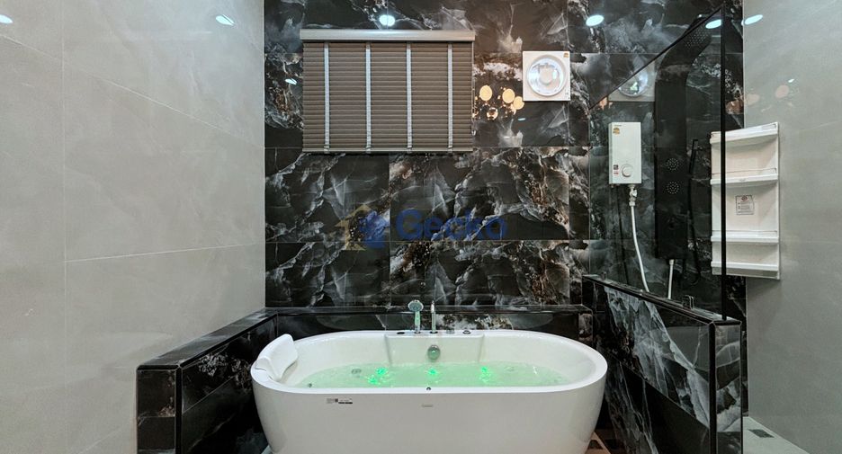 Casa en venta de 4 habitaciones en Bang Lamung, Chonburi