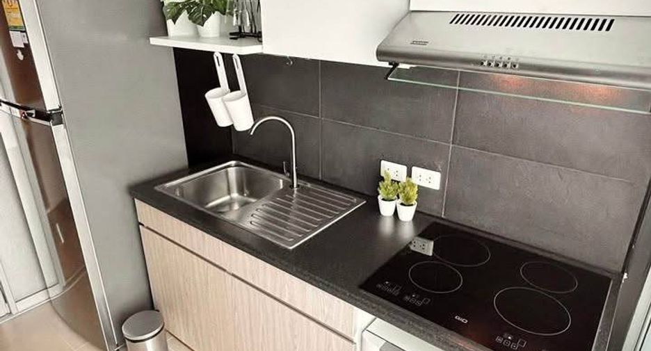 For rent 3 bedrooms condo in Huai Khwang, Bangkok