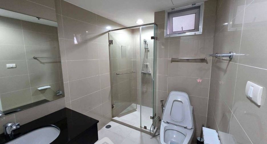 Condo en alquiler de 3 habitaciones en Huai Khwang, Bangkok