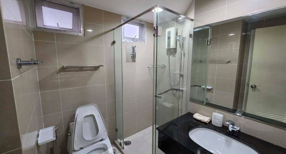 Condo en alquiler de 3 habitaciones en Huai Khwang, Bangkok