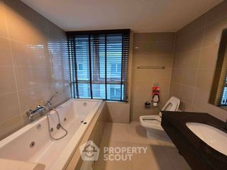 For rent 3 bedrooms condo in Huai Khwang, Bangkok