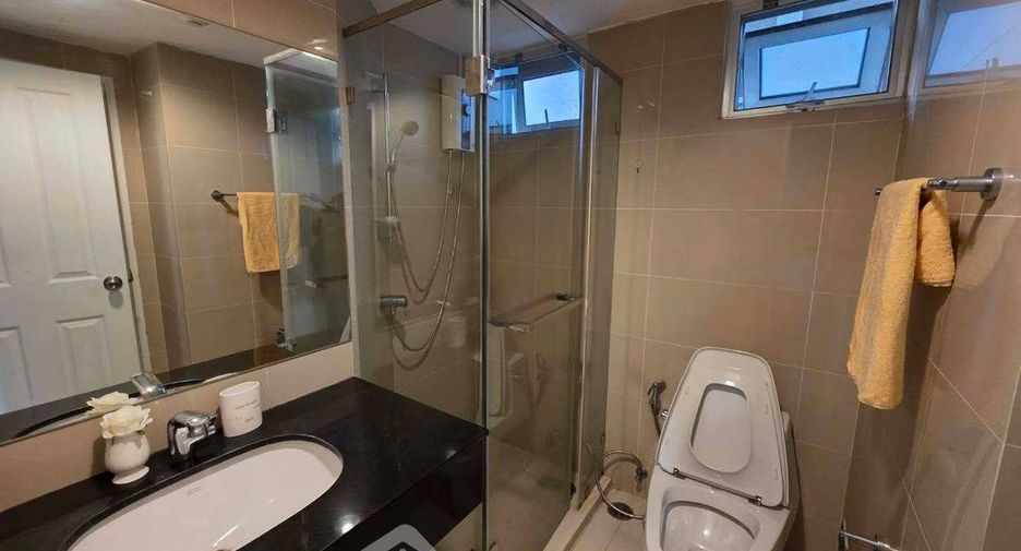 For rent 3 bedrooms condo in Huai Khwang, Bangkok