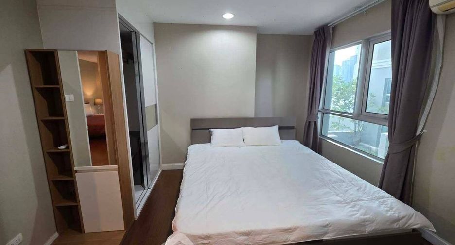For rent 3 bedrooms condo in Huai Khwang, Bangkok