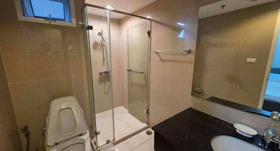 For rent 3 bedrooms condo in Huai Khwang, Bangkok