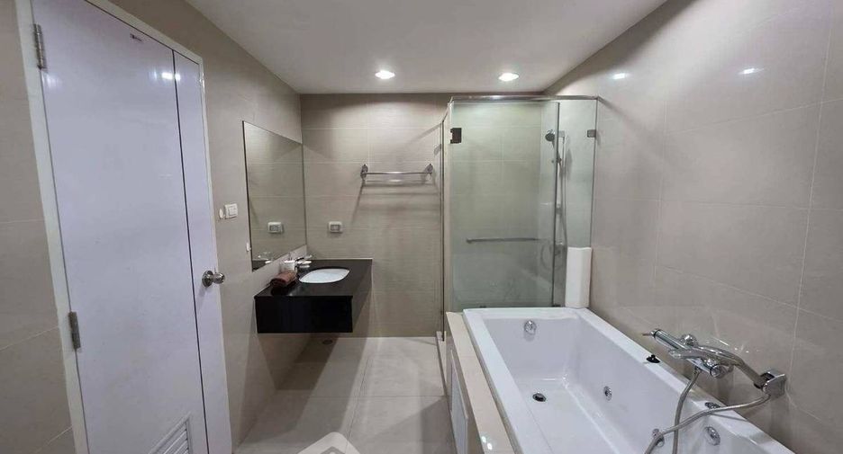 For rent 5 bedrooms condo in Huai Khwang, Bangkok