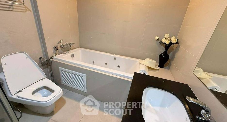For rent 5 bedrooms condo in Huai Khwang, Bangkok