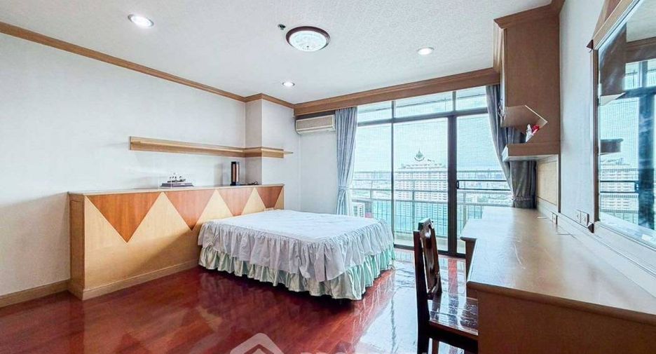 For rent 4 ベッドルーム condo in Sathon, Bangkok