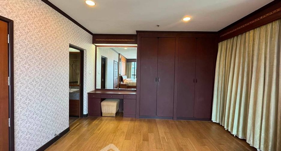 For rent 3 bedrooms condo in Pathum Wan, Bangkok
