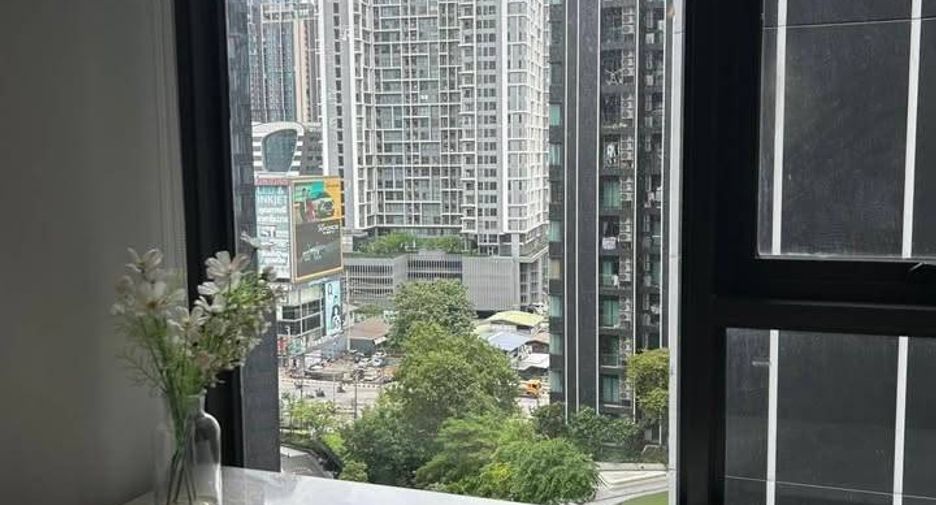 For rent 2 bedrooms condo in Huai Khwang, Bangkok