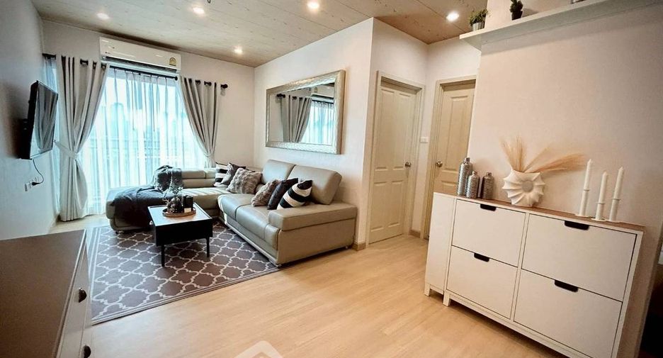 For rent 3 bedrooms condo in Huai Khwang, Bangkok