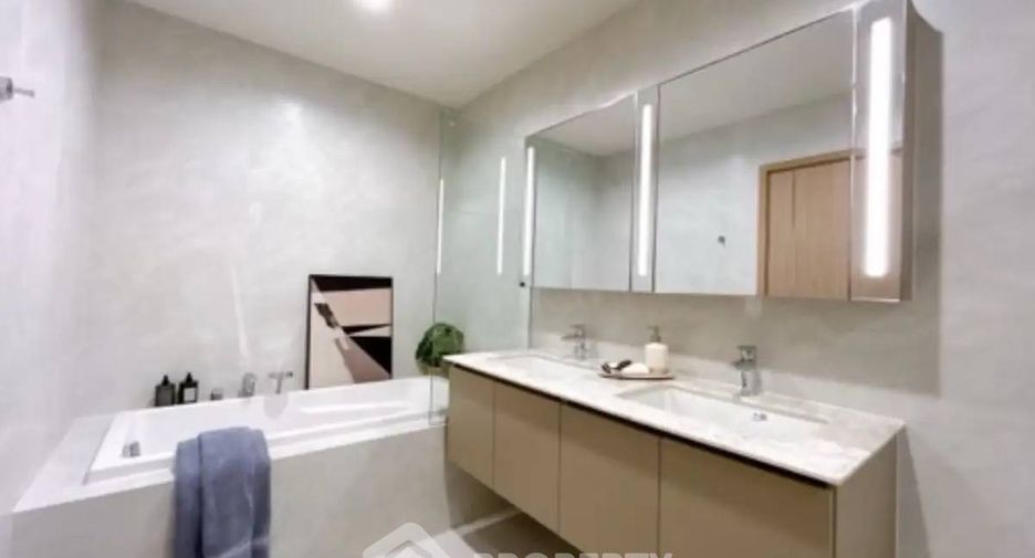 For rent 3 bedrooms condo in Huai Khwang, Bangkok