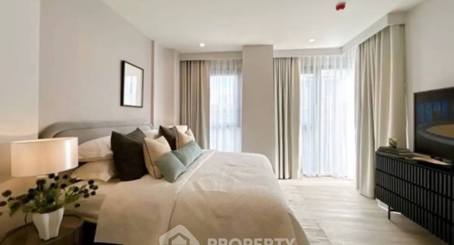 For rent 3 bedrooms condo in Huai Khwang, Bangkok