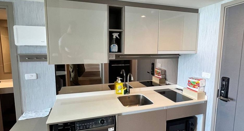 For rent 2 bedrooms condo in Huai Khwang, Bangkok