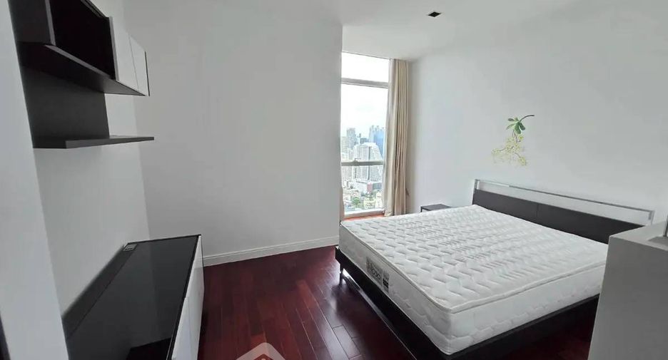 For rent 3 bedrooms condo in Pathum Wan, Bangkok