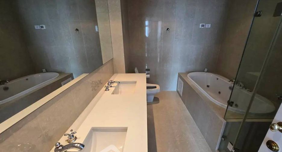 For rent 3 bedrooms condo in Pathum Wan, Bangkok