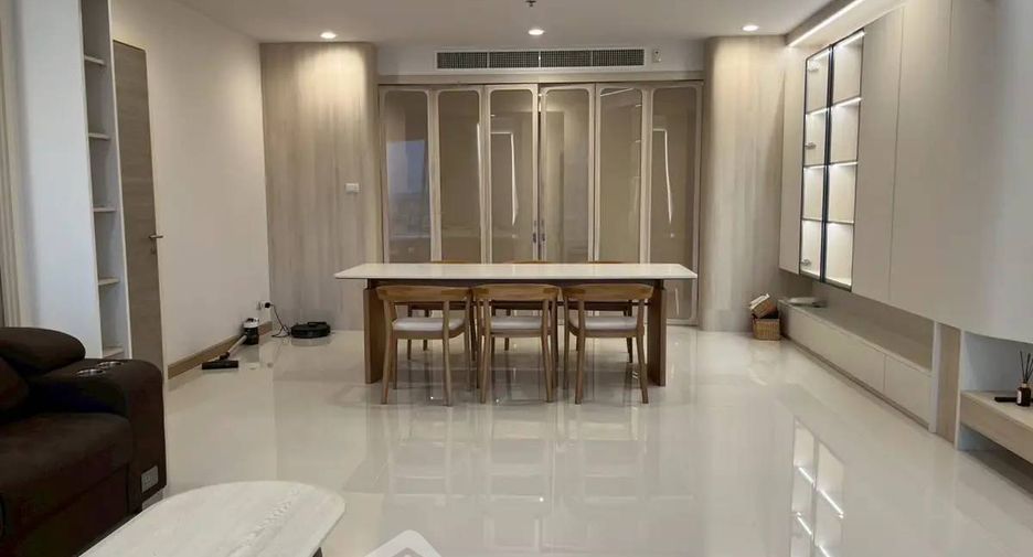 For rent 2 bedrooms condo in Yan Nawa, Bangkok