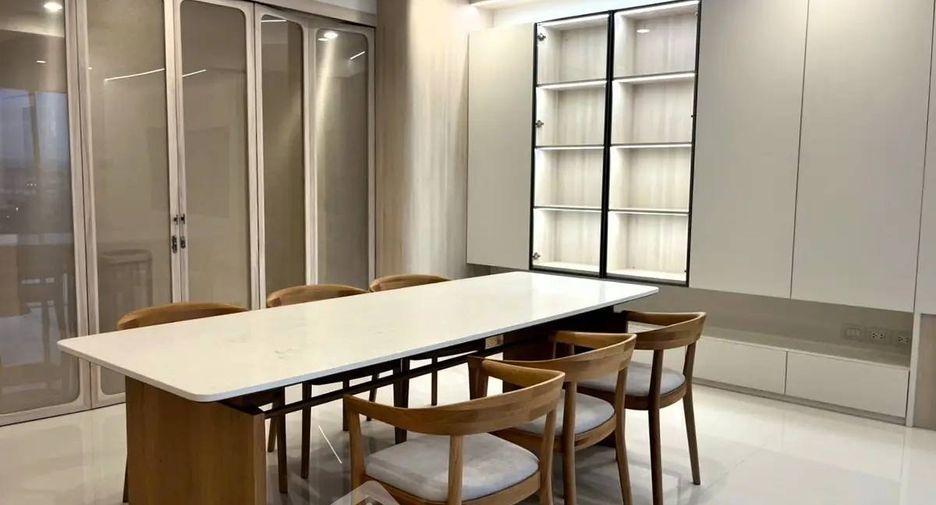 For rent 2 bedrooms condo in Yan Nawa, Bangkok