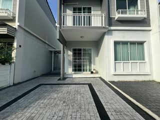 À vendre 3 chambres maison de ville à Bang Phli, Samut Prakan