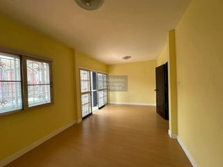 Casa adosada en venta de 3 habitaciones en Bang Phli, Samut Prakan