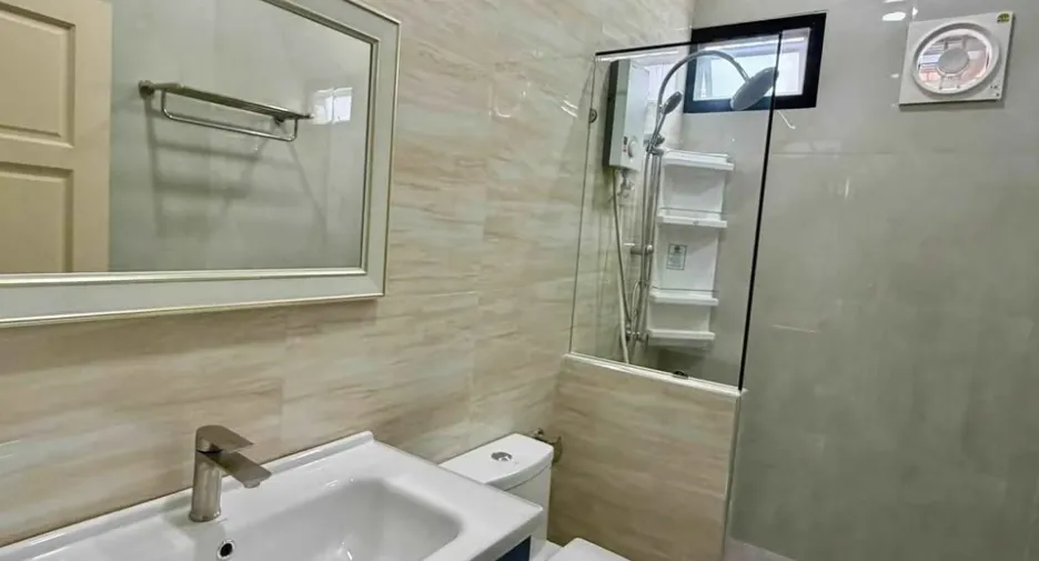 Villa zum Kauf mit 4 Zimmer in Bang Lamung, Chonburi
