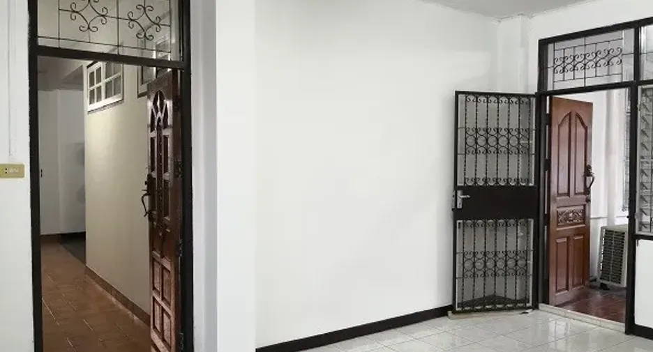 For rent 5 bedrooms house in Din Daeng, Bangkok