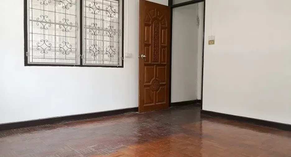 For rent 5 bedrooms house in Din Daeng, Bangkok