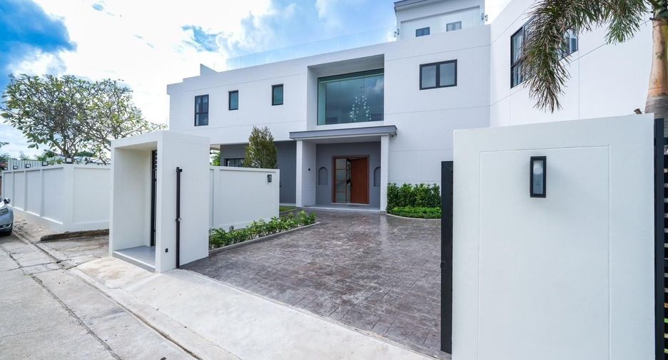 À vendre et à louer 4 chambres villa à Mueang Phuket, Phuket