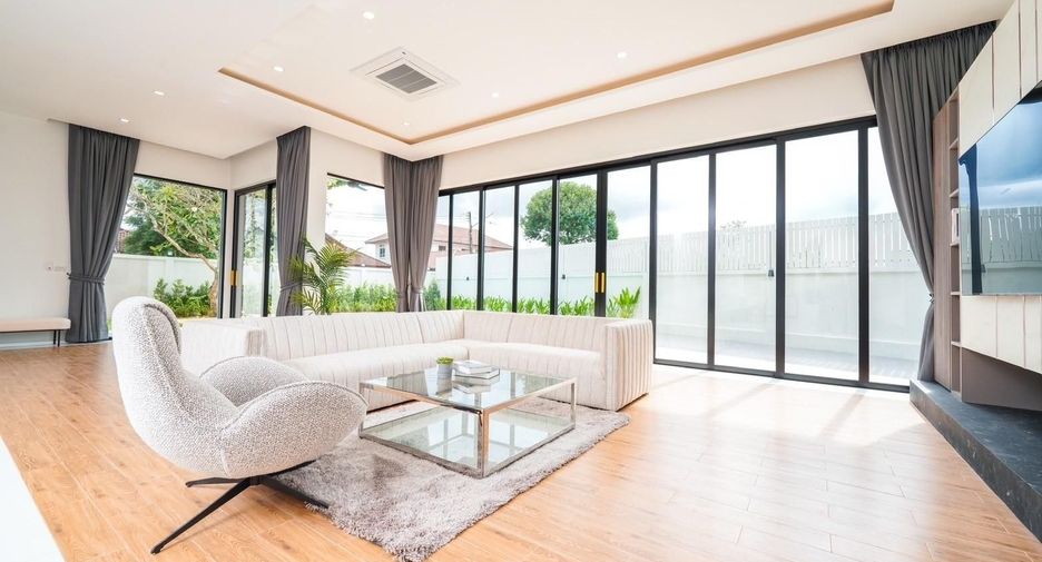 À vendre et à louer 4 chambres villa à Mueang Phuket, Phuket