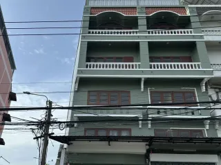 À louer 2 chambres local commercial à Phra Khanong, Bangkok
