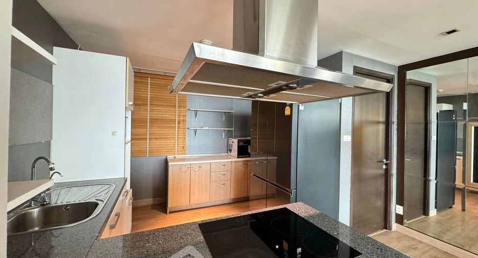 For sale 4 bedrooms condo in Khlong Toei, Bangkok