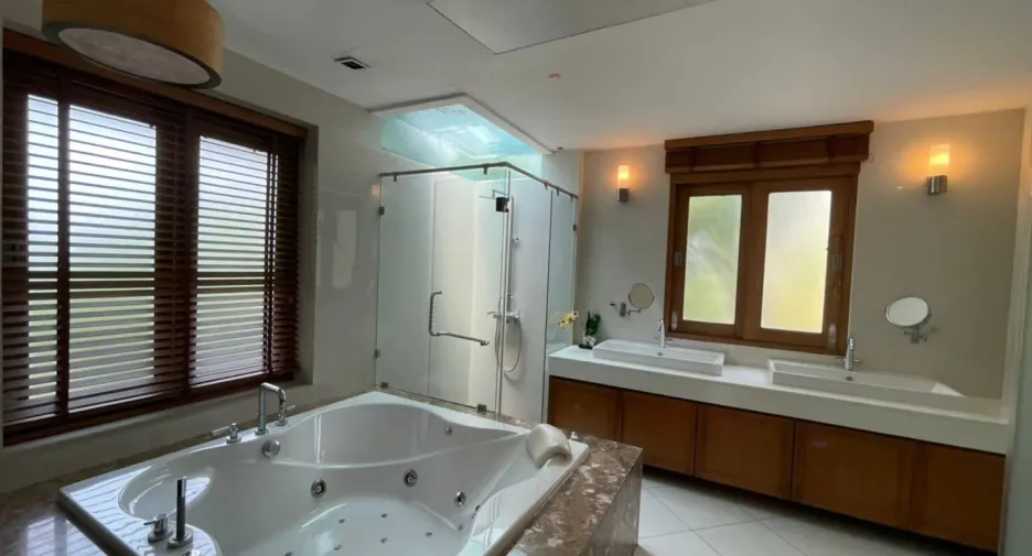 Villa en venta y en alquiler de 7 habitaciones en Bang Lamung, Chonburi