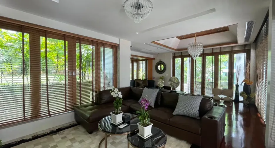 Villa en venta y en alquiler de 7 habitaciones en Bang Lamung, Chonburi