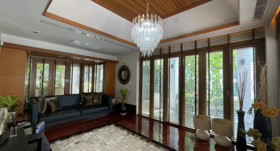 Villa en venta y en alquiler de 7 habitaciones en Bang Lamung, Chonburi