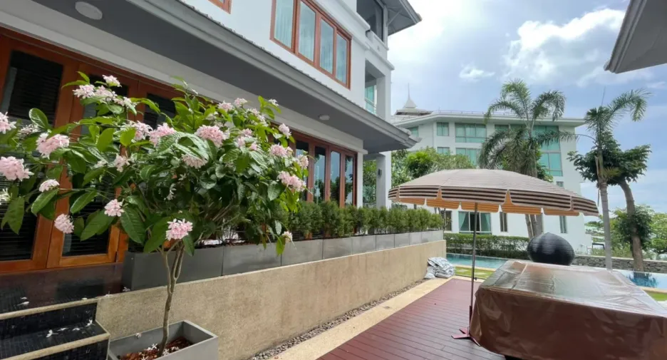 Villa en venta y en alquiler de 7 habitaciones en Bang Lamung, Chonburi