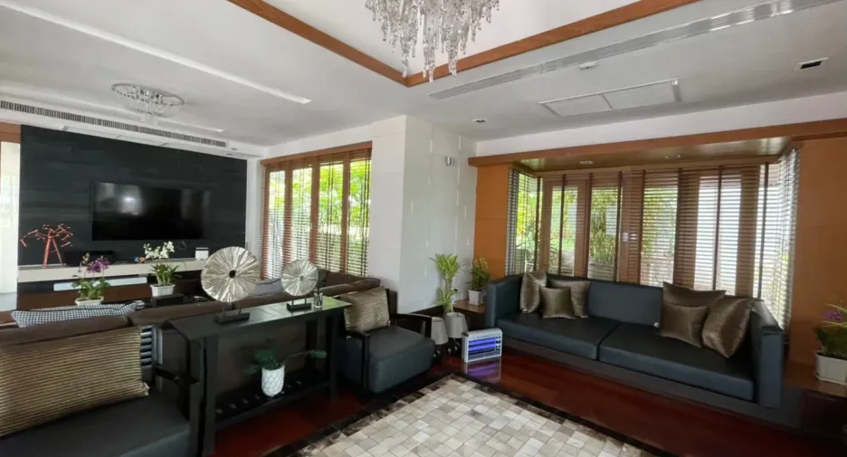 Villa en venta y en alquiler de 7 habitaciones en Bang Lamung, Chonburi