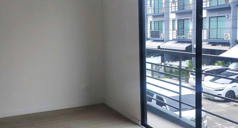 Casa adosada en venta de 3 habitaciones en Prawet, Bangkok