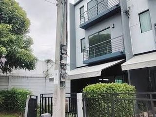 Casa adosada en venta de 3 habitaciones en Prawet, Bangkok