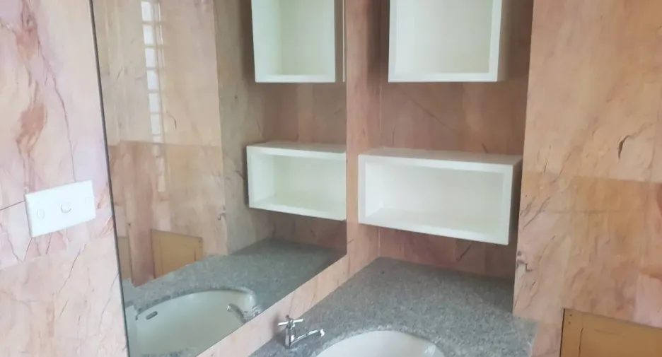 For sale studio condo in Khlong Toei, Bangkok