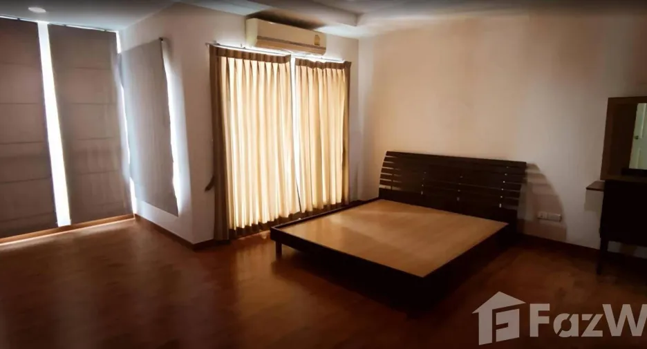 For sale 3 bedrooms townhouse in Lat Krabang, Bangkok