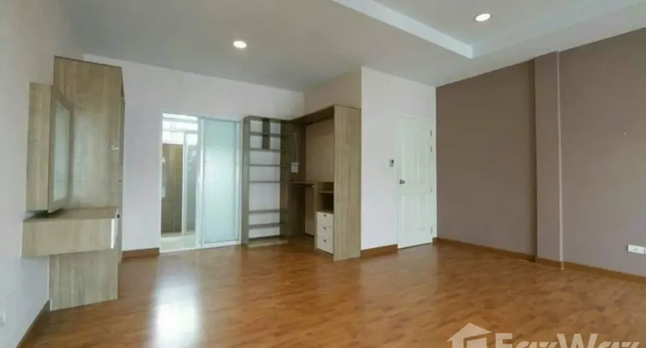 For sale 3 bedrooms townhouse in Lat Krabang, Bangkok
