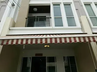 Casa adosada en venta de 3 habitaciones en Lat Krabang, Bangkok