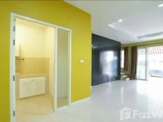 Casa adosada en venta de 3 habitaciones en Lat Krabang, Bangkok