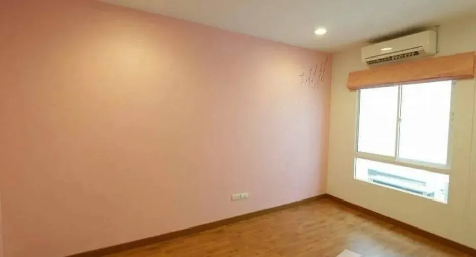 For sale 3 bedrooms townhouse in Lat Krabang, Bangkok