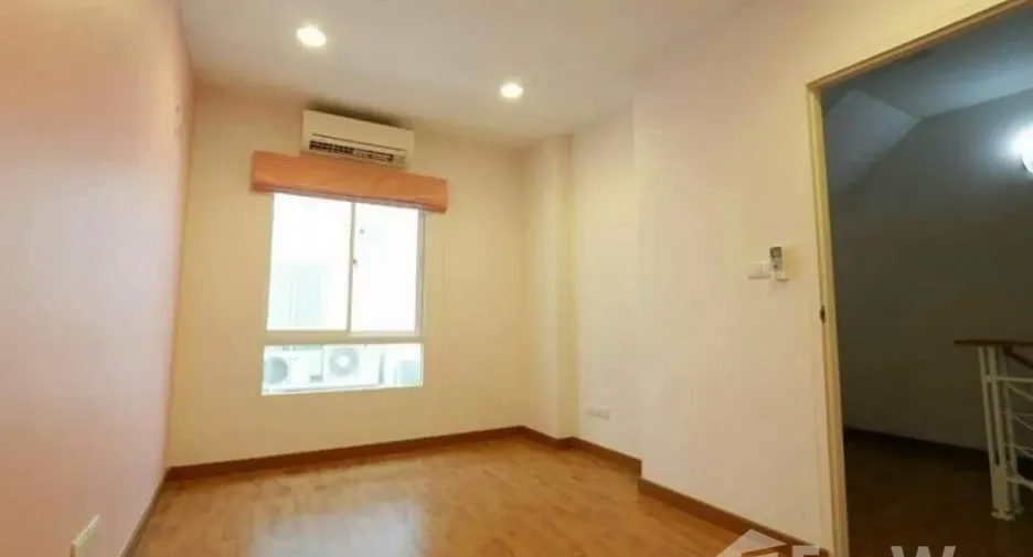 For sale 3 bedrooms townhouse in Lat Krabang, Bangkok
