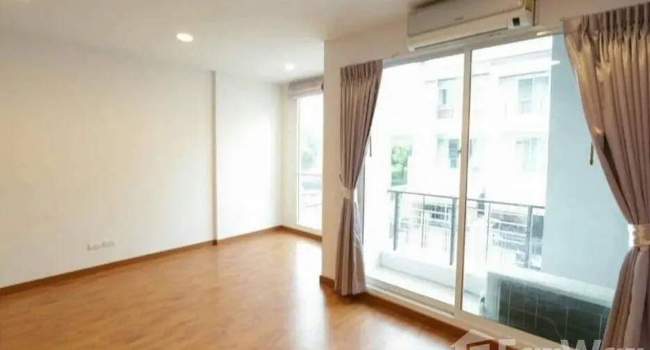 For sale 3 bedrooms townhouse in Lat Krabang, Bangkok