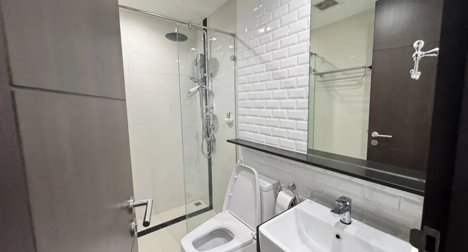 For rent 2 bedrooms condo in Pathum Wan, Bangkok