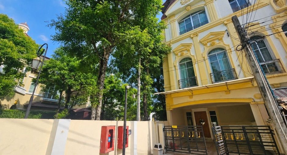 À louer 3 chambres maison à Yan Nawa, Bangkok
