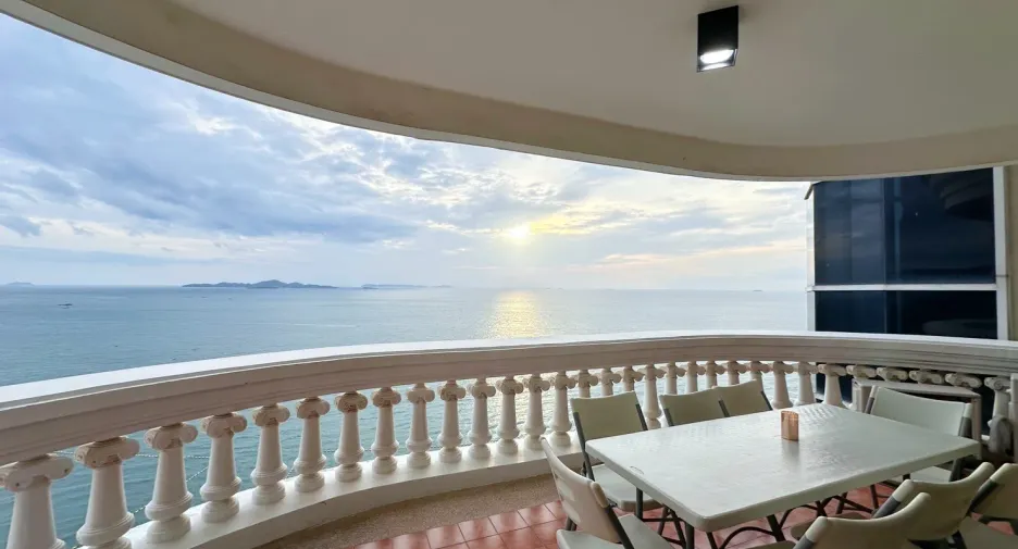 For rent 3 bedrooms condo in Bang Lamung, Chonburi